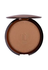 Bronzer-Compact mit einem braunen Kunststoffgehäuse. Das Puder ist in einem sandbeigen Farbton gehalten und weist ein Sonnenstrahlenmuster sowie ein geprägtes Logo "TL" in der Mitte auf.
