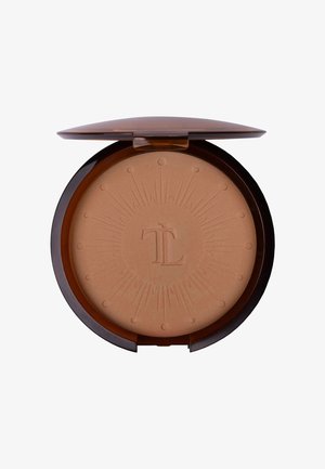 Bronzer-Compact mit einem braunen Kunststoffgehäuse. Das Puder ist in einem sandbeigen Farbton gehalten und weist ein Sonnenstrahlenmuster sowie ein geprägtes Logo "TL" in der Mitte auf.