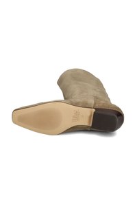 Beige suede knieboots met een ronde neus, een glad bovenwerk en een bruine rubberen zool met gestructureerde grippatronen.