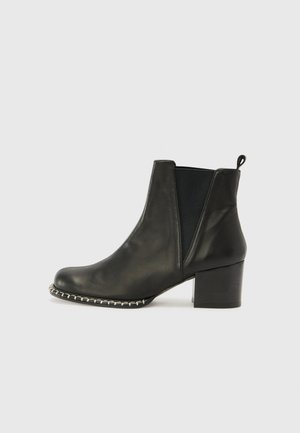 Castañer NEANDRA 113 - Klassikalised poolsaapad - black
