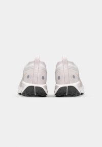 Letvægts sportssko med en gennemsigtig hvid overdel, sort sål og afrundet form. Har et minimalistisk design med subtile detaljer.