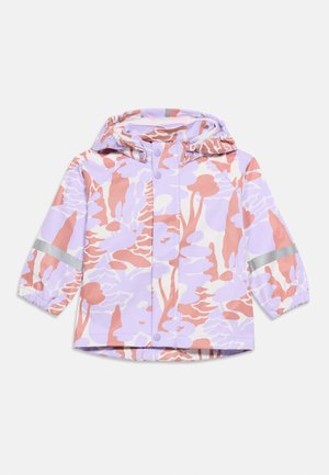 Veste de pluie à capuche pour enfants avec un motif floral abstrait rose et violet et des bandes réfléchissantes sur les manches.