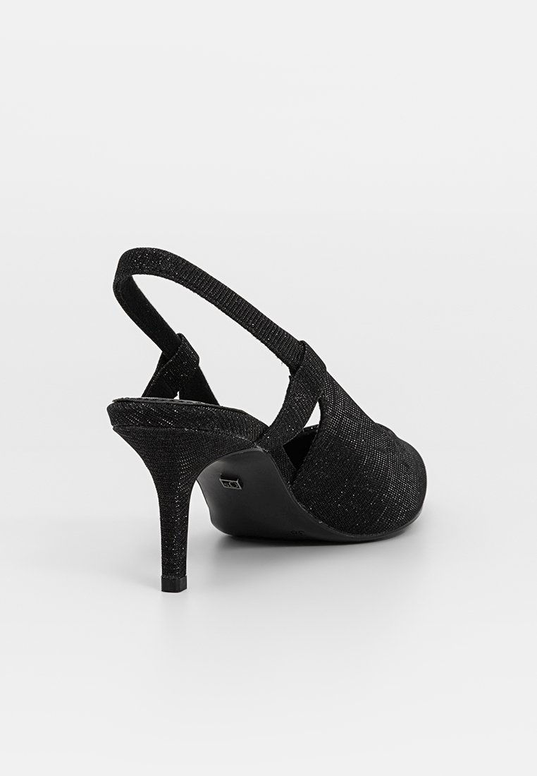 Talons aiguilles noires à bride arrière en tissu texturé, avec un bout pointu et un talon fin de 3 pouces. Présente des sangles croisées pour un soutien supplémentaire.