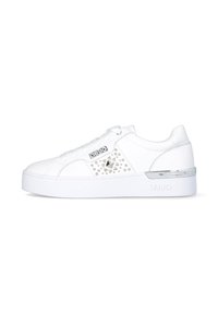 Sneakers bianchi con una tomaia sintetica liscia, caratterizzati da borchie decorative e un accento metallico sul tallone, e una suola in gomma testurizzata.