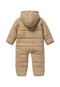 Tan gewatteerde baby sneeuwpak met een capuchon, voorzien van een doorgestikt ontwerp, elastische manchetten en zijzakken voor extra warmte en comfort.