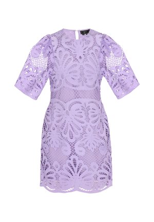 Levanduľové čipkované šaty s krátkymi pufovými rukávmi, s kvetinovými výrezmi a textúrovaným dizajnom. Vysoký výstrih a zapínanie na kľúčovú dierku na chrbte.