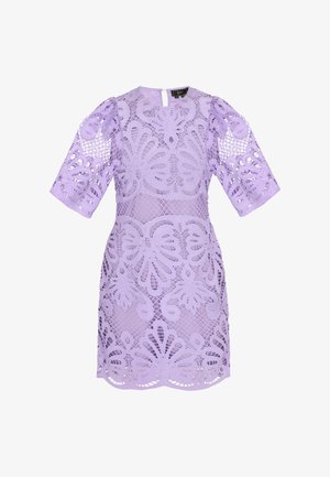 Levanduľové čipkované šaty s krátkymi pufovými rukávmi, s kvetinovými výrezmi a textúrovaným dizajnom. Vysoký výstrih a zapínanie na kľúčovú dierku na chrbte.