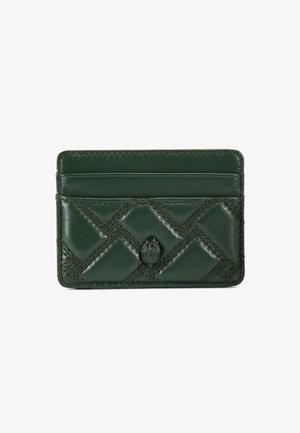 Groene leren kaarthouder met een gequilt patroon, vier kaartsleuven en een gedebosseerd logo accent in het midden onderaan.