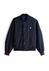 Marineblauwe bomberjack met drukknoopsluiting, zijzakken, geribbelde mouwen met bordeauxrode strepen en een klein geborduurd logo op de borst.