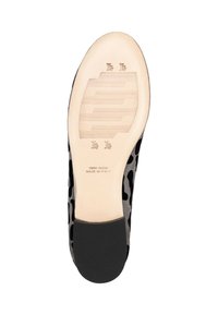 Suola di scarpa in suede a macchie nere e grigie, con una base in gomma chiara e logo impresso e etichetta "Vero Cuoio Made in Italy".
