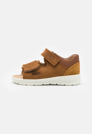 Brune semsket sandaler med mesh-detaljer, hvit gummisåle, borrelås-straps og leken ape-design foran. Åpen design for bedre pusteevne.