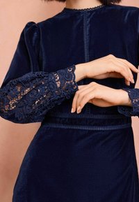 Love & Roses REGULAR FIT - MINI - Juhlamekko - navy blue
