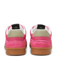 Růžové tenisky s hladkými a semišovými texturami, polstrovaným límcem a gumovou podrážkou. Zadní pohled ukazuje logo a barevné blokování.