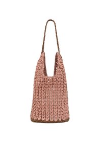 Růžová tkaná taška s uvolněným designem, která má texturovaný povrch a opletenou rukojeť. Otevřený vrch a žádné další vybavení.