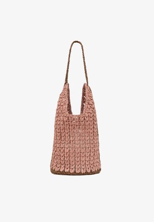 Sac tissé rose au design décontracté, présentant une finition texturée et une anse tressée. Ouvert en haut sans détails matériels supplémentaires.