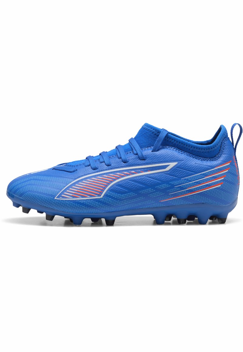 Scarpa da calcio blu con tomaia in sintetico testurizzato, punta rinforzata, lacci e accenti arancioni. Presenta una suola con tacchetti per la trazione.