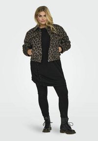 Leopardikuosiset pommicollaritakki, musta mekko nauhakiristysyksikkö, mustat legginsit ja mustat nauhakengät. Pehmeä materiaali, rento istuvuus.