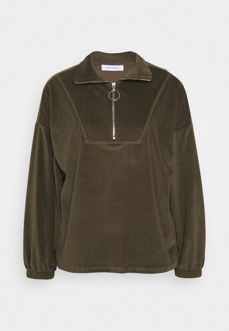 Pull en velours côtelé vert olive avec une fermeture éclair demi-zip argentée en forme d'anneau, des poignets longs élastiques et un col montant.