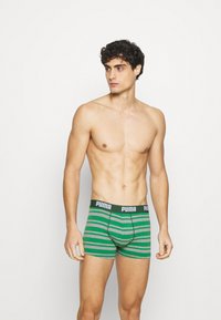 Grün und grau gestreifte Boxershorts mit einem schwarzen Puma-Bund. Das Material scheint weich und dehnbar zu sein, was für Komfort und Flexibilität sorgt.