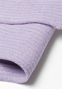 Lavendelfarbener, gestrickter Stoff mit geripptem Muster, der einen gefalteten Rand aufweist und weiche, lockere Garne zeigt.