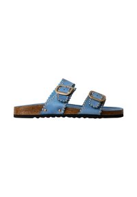 Sandale mule en daim bleu clair avec deux sangles réglables à boucle et clous argentés, semelle intérieure en liège et semelle en caoutchouc noir.