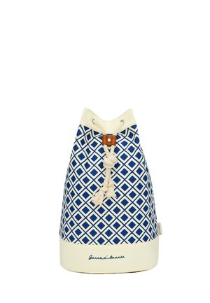 Blauw-witte rugzak met ruitpatroon, crèmekleurige basis, koordsluiting en "Garrett Amante" geborduurd aan de onderkant van de voorkant.