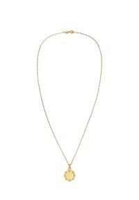 Collier délicat en chaîne d'or avec un petit pendentif rond en forme d'éclat solaire et un fermoir à ressort sur fond blanc.