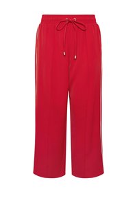 Rote, verkürzte Hose mit elastischem Bund, Kordelzugverschluss und seitlichen Streifen. Hergestellt aus einem glatten, leichten Stoff.