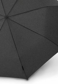 Donkergrijze paraplu met een textuurrijke stof, bestaat uit acht segmenten en een centrale knop die de stofpanelen bij elkaar houdt.