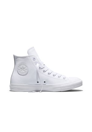 Zapatilla blanca Converse de caña alta con cordones en la parte delantera y logo en relieve en el tobillo, mostrada sobre un fondo blanco.