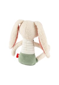 Gestopftes Kaninchen mit plume-Textur in cremiger Farbe, rosa Innenohren, gestreiftem Baumwollhemd und grünem, weichem Stoffunterteil. Rote Etikettendetail.