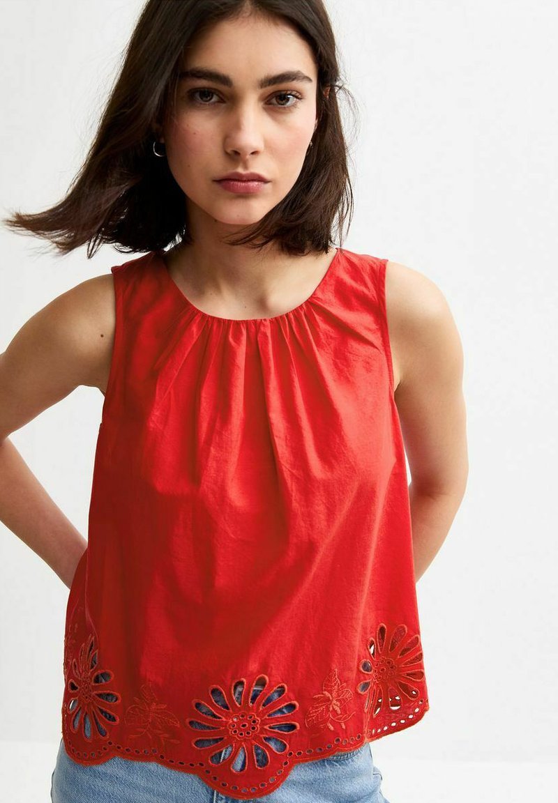 Rotes ärmelloses Top mit gerafftem Ausschnitt und floralem Cut-Out Saumdetail. Aus leichtem Stoff gefertigt, bietet es einen lockeren Schnitt.