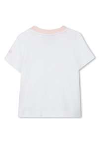 Λευκό κοντομάνικο πουκάμισο με ροζ επωμίδα και κεντημένο κείμενο στο αριστερό μανίκι. Απαλή ύφανση από βαμβάκι. Δείχνεται η πίσω όψη.