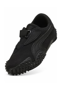 Chaussure de sport noire avec dessus en maille texturée, semelle en caoutchouc à crampons et fermeture à sangle réglable à boucle auto-agrippante, vue en angle.