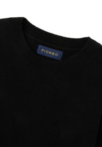 Suéter negro de punto con cuello redondo, que presenta una textura suave y una etiqueta con "PIOMBO" en dorado sobre un fondo azul oscuro.
