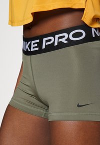 Nike Performance W NP 365  3IN - Leggings - medium olive/black