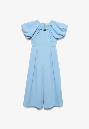 Tuta celeste chiaro con maniche corte a sbuffo, scollo rotondo, pieghe anteriori e un bottone tondo dorato al centro in alto.