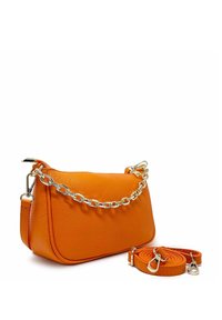 Pomarańczowa skórzana torebka o teksturowanym wykończeniu, z akcentem w postaci srebrnego łańcuszka i odczepianym paskiem. Kompaktowy, owalny kształt z gładkimi krawędziami.