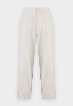 Pantaloni de culoare crem, cu un design drept, având detalii de plii în față, două buzunare laterale și un talie medie.