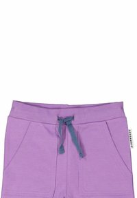 Lycra violetit shortsit, joissa on nauhavyötärö, erottuva sininen nauha, kaksi etutaskua ja ommeltu helma. Logotagi sivulla.