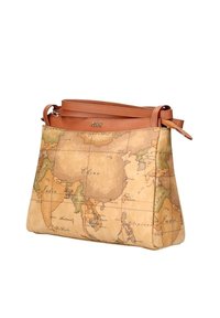 Una borsa beige con stampa mappa del mondo, dotata di dettagli in pelle marrone e chiusura a zip. Design compatto con tracolla regolabile.