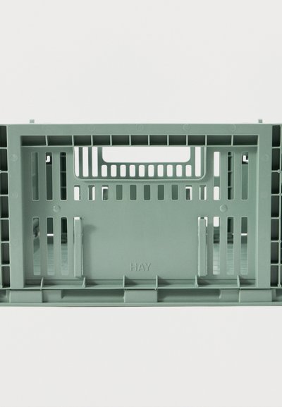 Ορθογώνιο πλαστικό κιβώτιο σε απαλό πράσινο χρώμα με ανοιχτές σχισμές στα πλαϊνά και στον πάτο, διαθέτει ενσωματωμένη λαβή και ανάγλυφο λογότυπο "HAY".