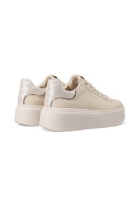 Sneakers platform beige con accenti metallici sui talloni, design con lacci, suole spesse bianche, vista angolata che mostra il retro e il lato.