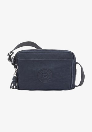Námořnická modrá nylonová crossbody taška s texturovaným povrchem, přední kapsou na zip a kulatou nášivkou s logem, která obsahuje přívěsek ve tvaru opice.