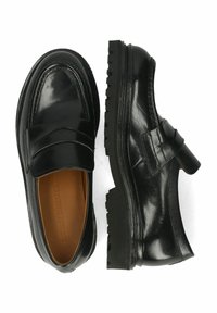Schwarze Lederloafers mit einer glatten Oberfläche, runder Spitze und einem dekorativen Riemen. Robuste Gummisohle mit strukturiertem Profil.