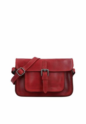 Rote Leder-Umhängetasche mit vorderem Schnallenriemen und verstellbarem Schulterriemen vor weißem Hintergrund.