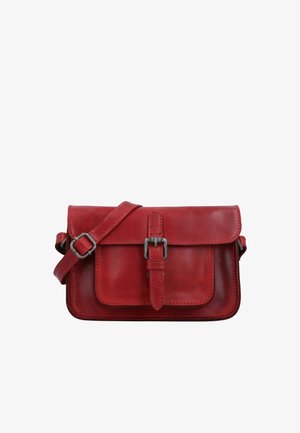 Červená kožená crossbody taška s predným pásikom na pracku a nastaviteľným ramenným popruhom na bielom pozadí.