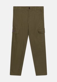 Pantaloni cargo verde oliva realizzati in un tessuto robusto, con due tasche laterali e chiusura con bottone, dotati di dettagli di cucitura a vista.