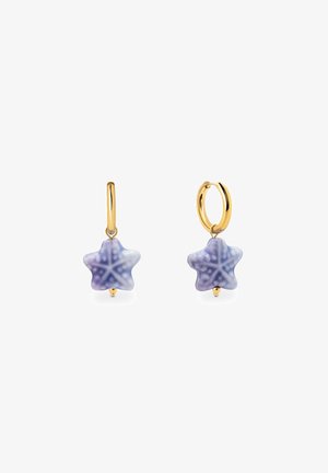 Boucles d'oreilles en or avec des charms en forme d'étoile de mer violette, texture lisse et motifs complexes à la surface.