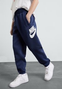 Nike Sportswear CLUB UNISEX - Treningo apatinė dalis - midnight navy/white